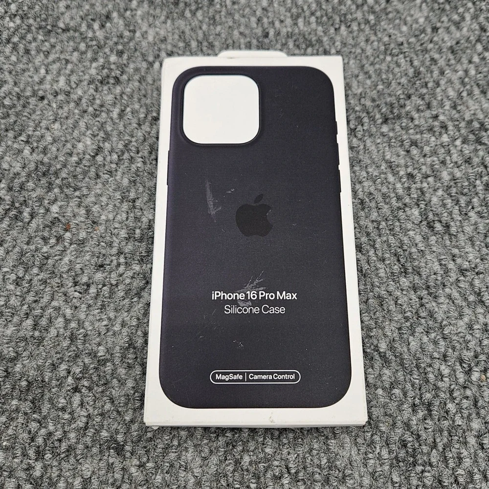 Apple iPhone 16 Pro Max Black Silicone Case MagSafe Camera Control MYYT3ZM/A